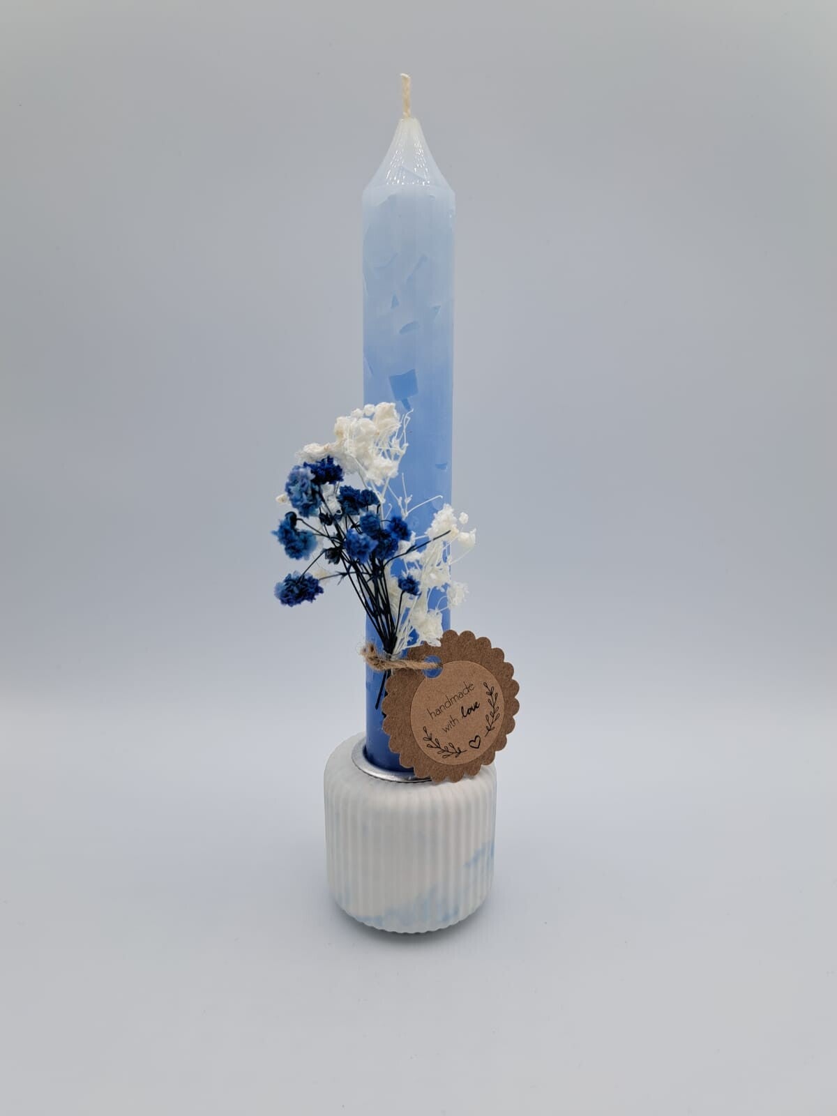 Kleine Kerze mit Gipsständer und Trockenblumen