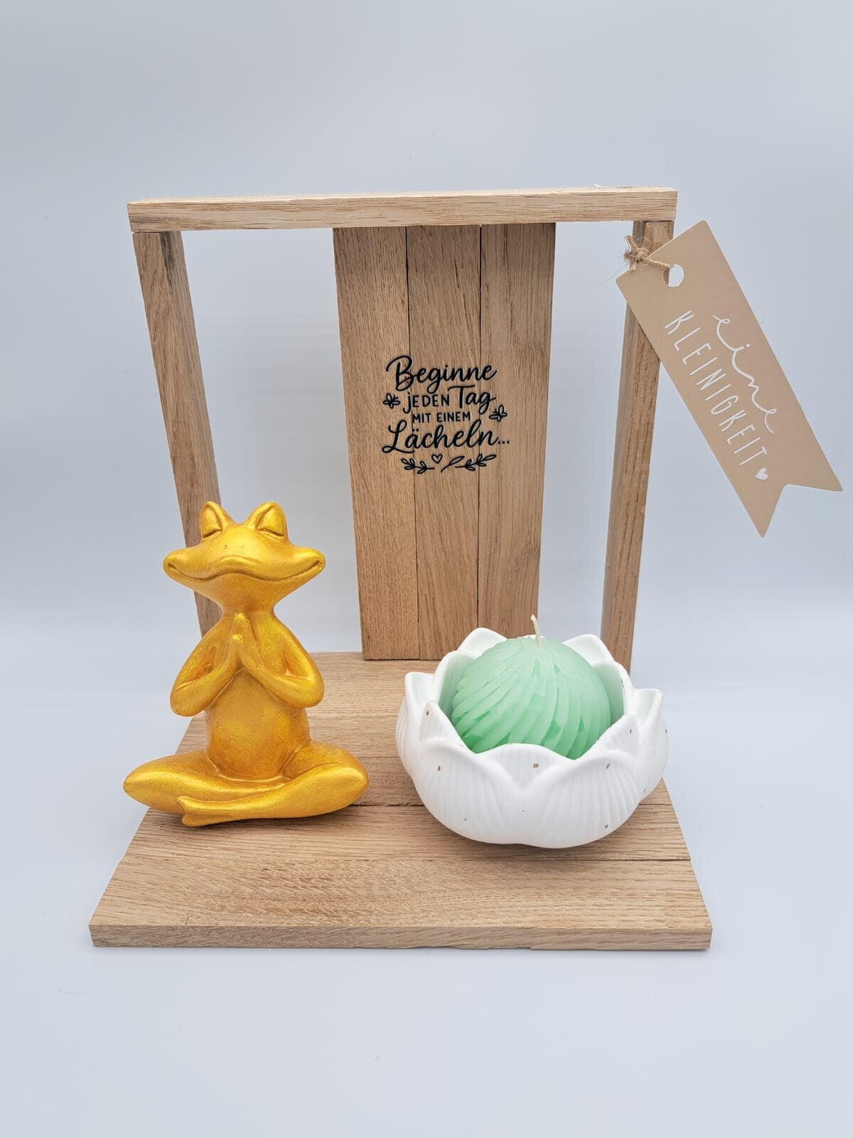 Hölzli mit Yoga Frosch, Lotusblume und Kerze