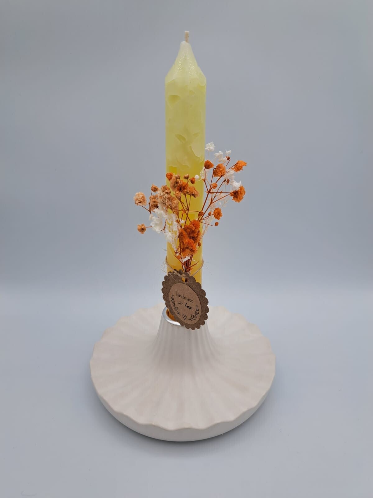 Kleine Kerze mit Gipsständer und Trockenblumen