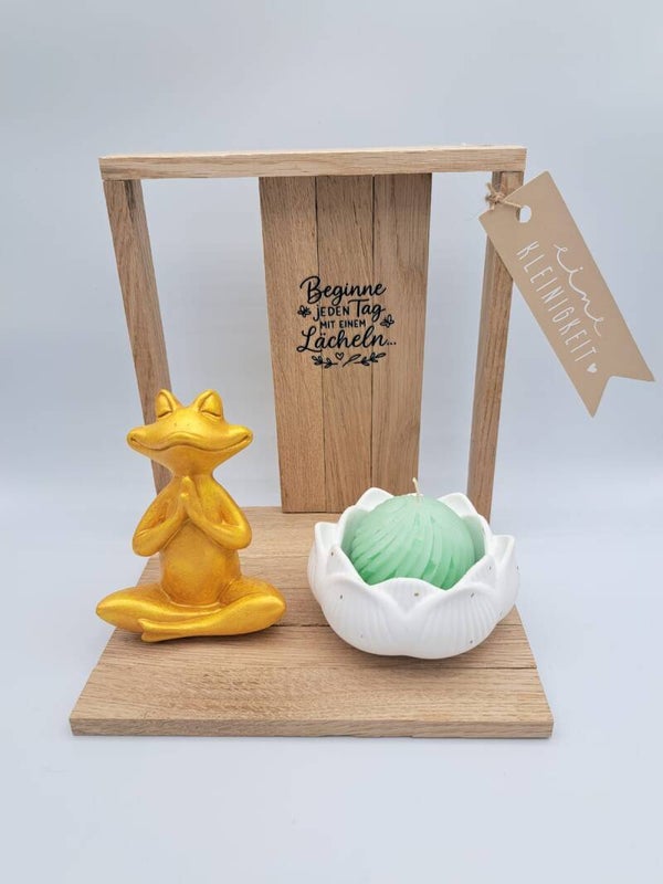 Hölzli mit Yoga Frosch, Lotusblume und Kerze