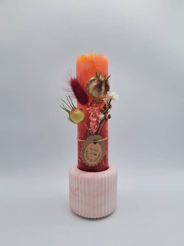 Mittelgrosse Kerze mit Gipsständer und Trockenblumen