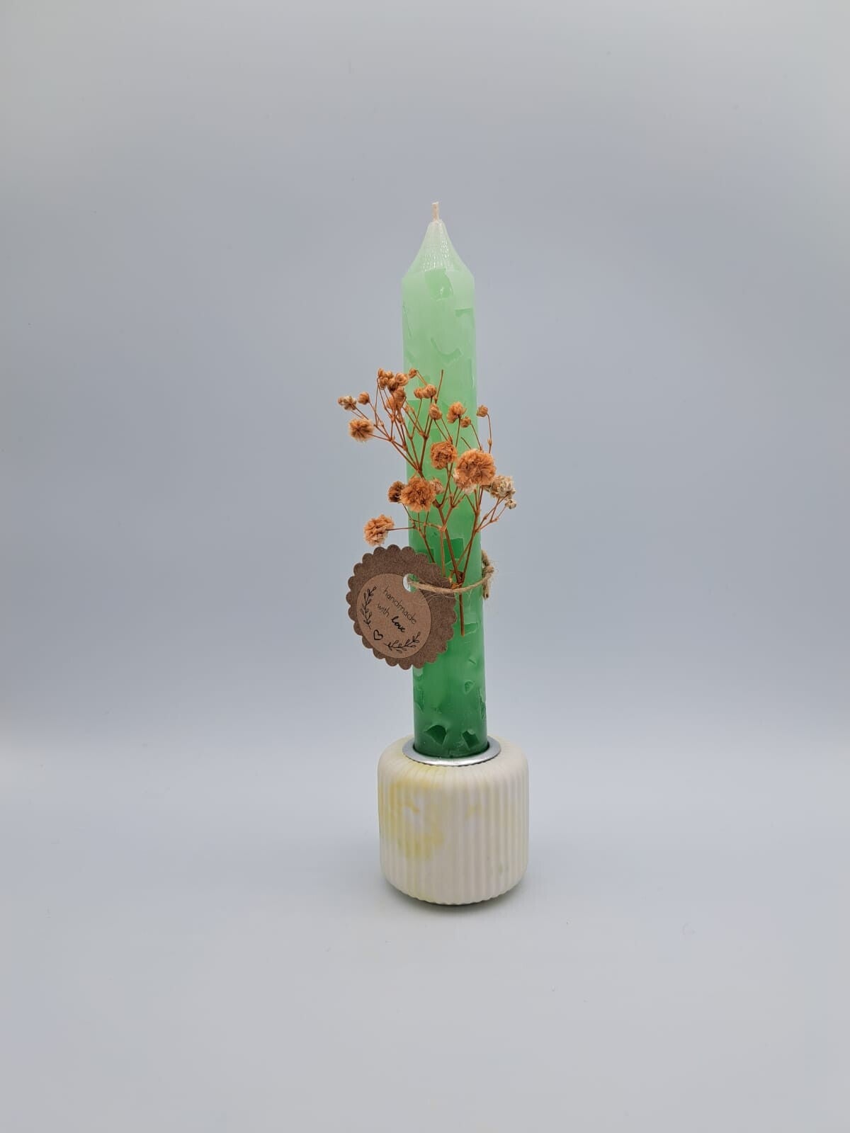 Kleine Kerze mit Gipsständer und Trockenblumen