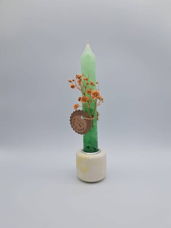 Kleine Kerze mit Gipsständer und Trockenblumen