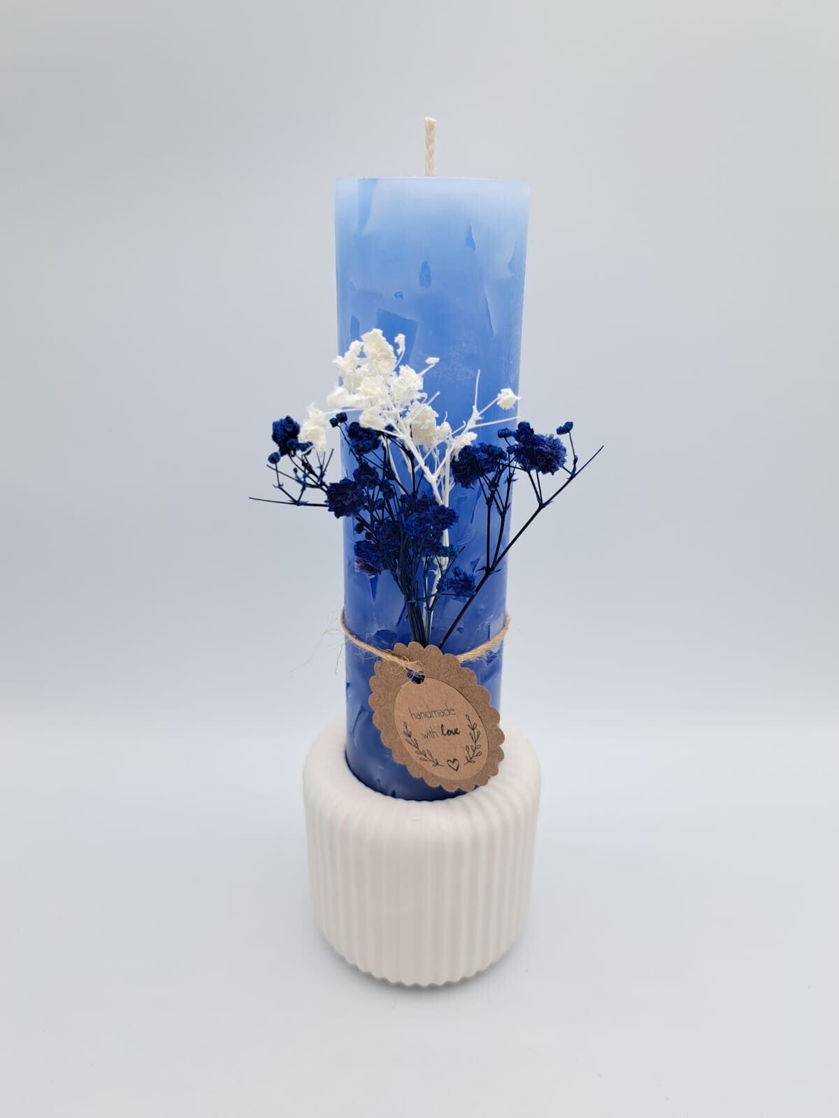 Mittelgrosse Kerze mit Gipsständer und Trockenblumen