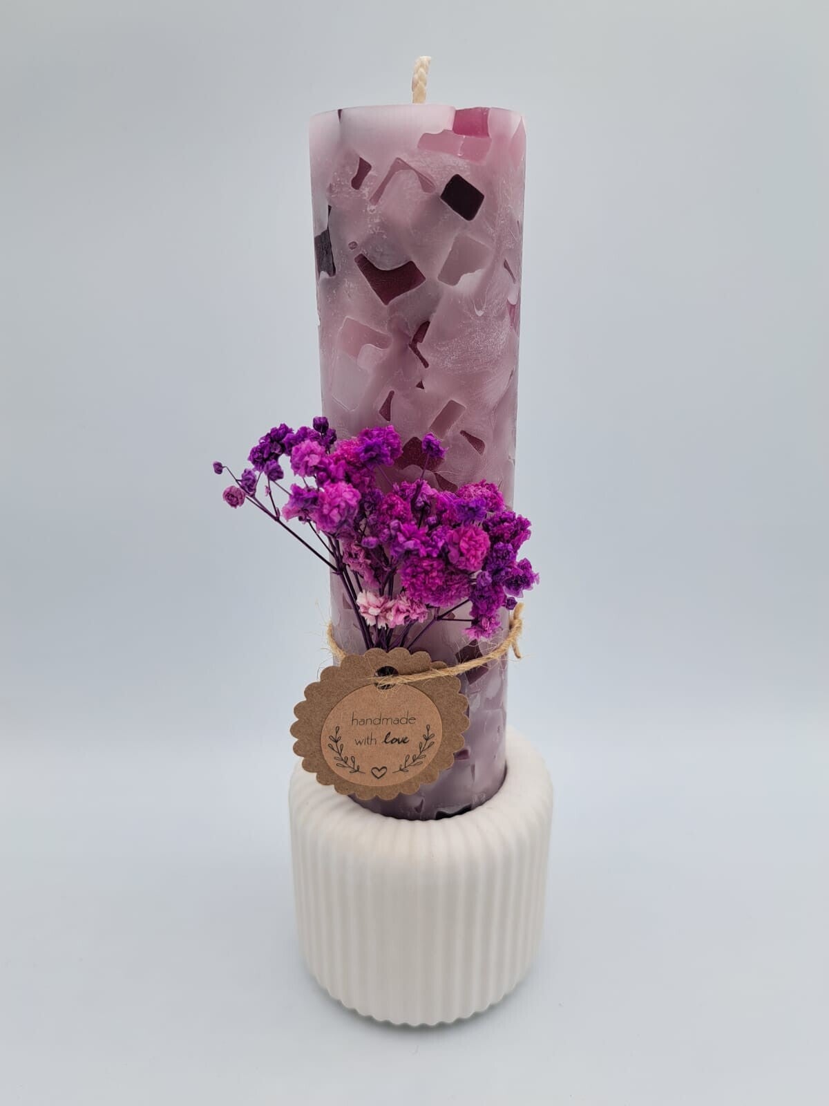 Mittelgrosse Kerze mit Gipsständer und Trockenblumen