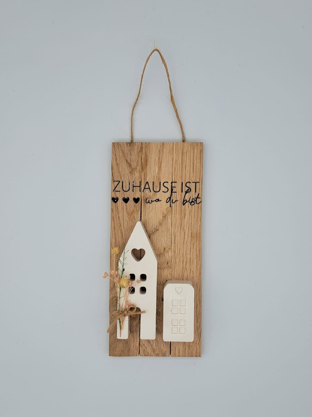 Wandhänger aus Hölzli, Gipshäuser und Trockenblumen
