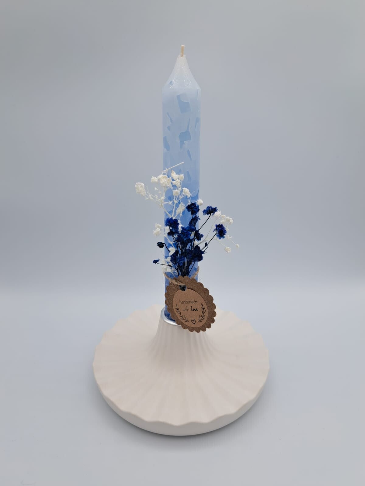 Kleine Kerze mit Gipsständer und Trockenblumen