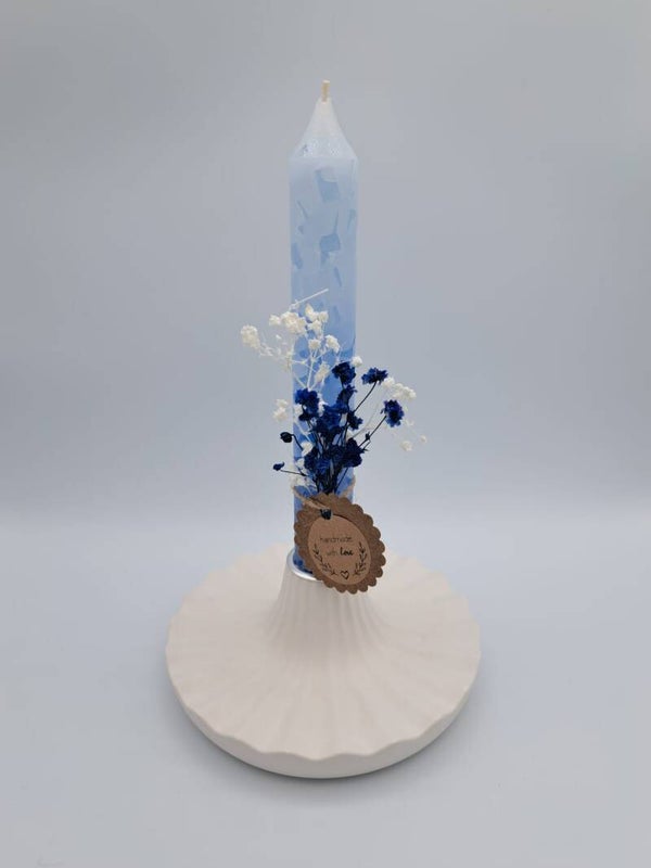 Kleine Kerze mit Gipsständer und Trockenblumen