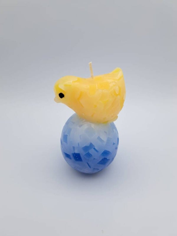 Kerze Huhn pickend mit Ei gelb/blau