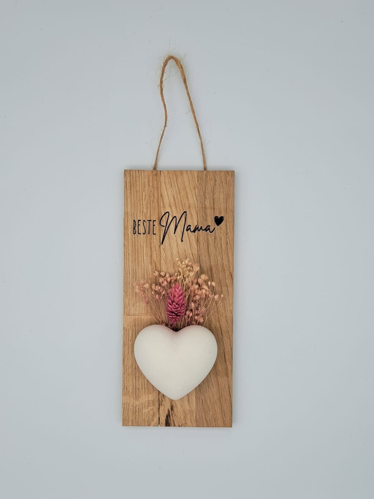 Wandhänger aus Hölzli, Gipsherz und Trockenblumen