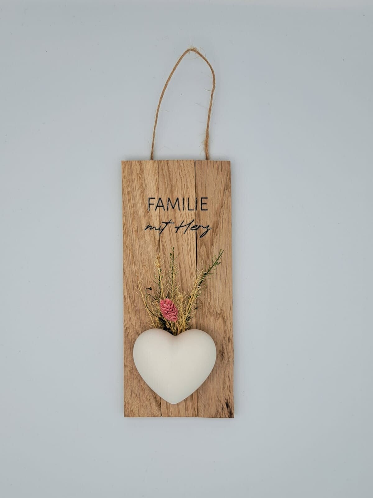 Wandhänger aus Hölzli, Gipsherz und Trockenblumen