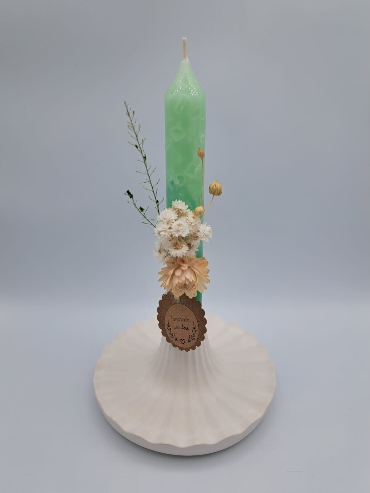 Kleine Kerze mit Gipsständer und Trockenblumen