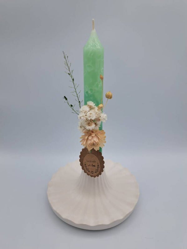 Kleine Kerze mit Gipsständer und Trockenblumen