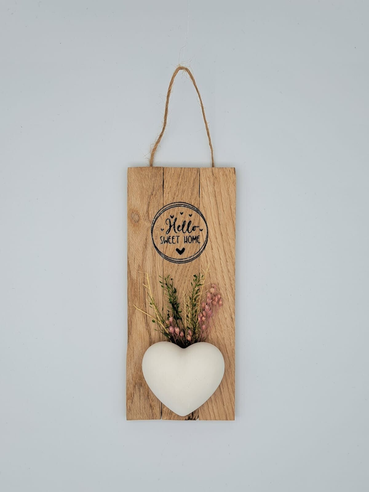 Wandhänger aus Hölzli, Gipsherz und Trockenblumen