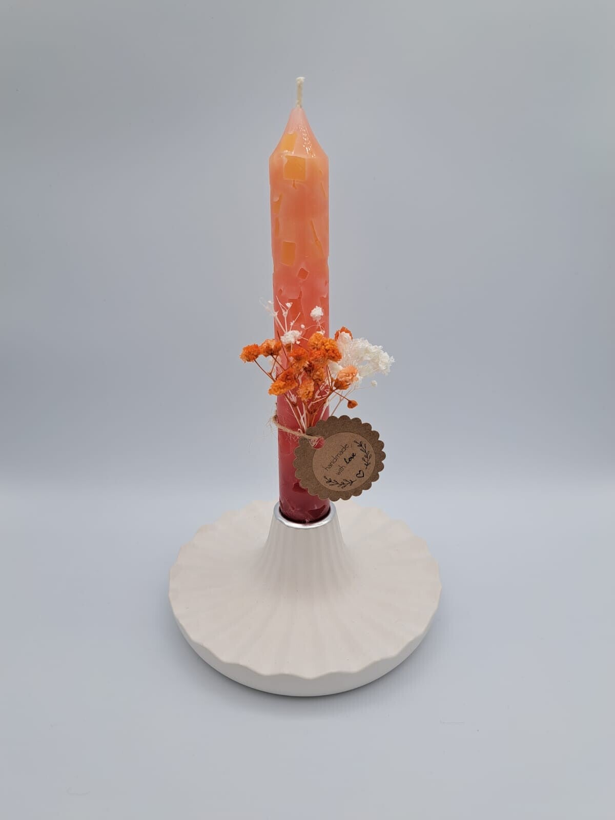 Kleine Kerze mit Gipsständer und Trockenblumen