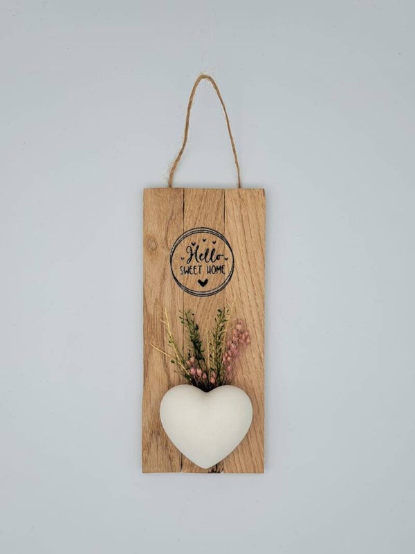 Wandhänger aus Hölzli, Gipsherz und Trockenblumen