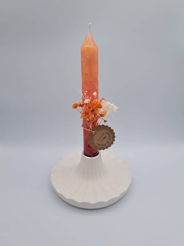 Kleine Kerze mit Gipsständer und Trockenblumen