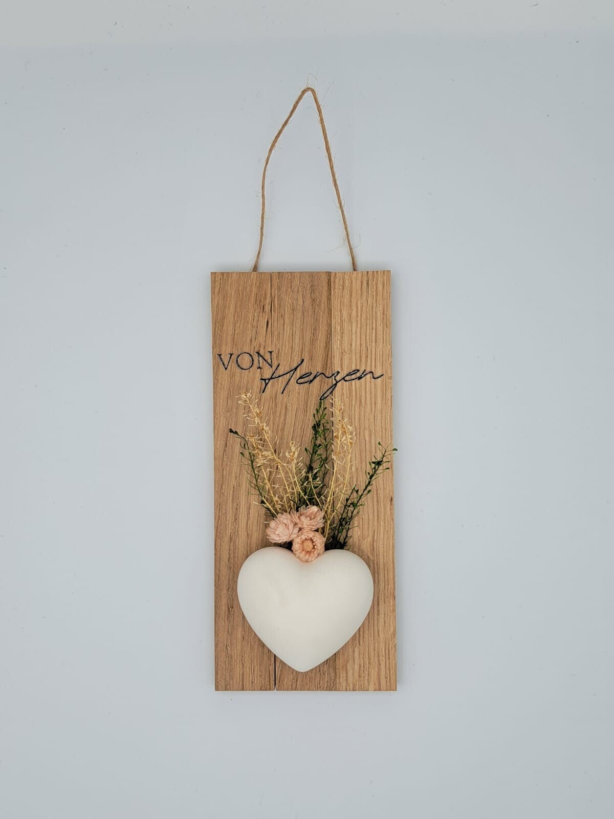 Wandhänger aus Hölzli, Gipsherz und Trockenblumen