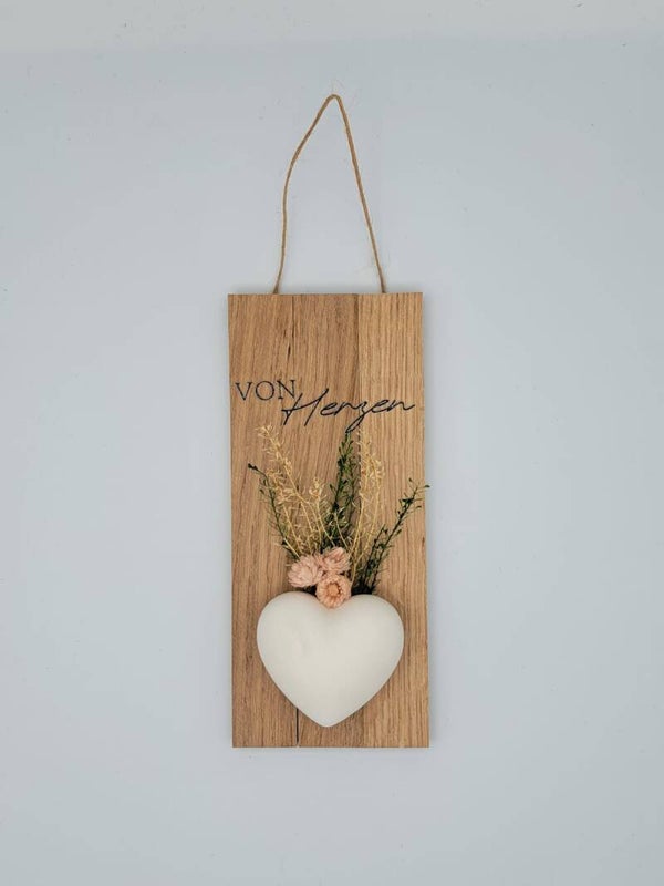 Wandhänger aus Hölzli, Gipsherz und Trockenblumen