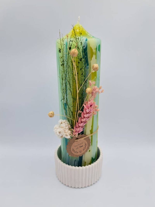 Grosse Kerze mit Gipsständer und Trockenblumen