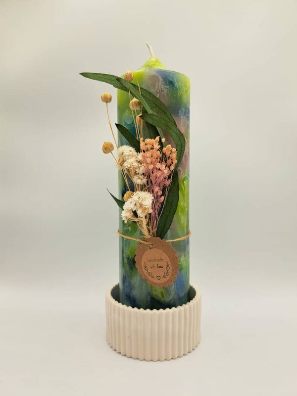 Kerze mit Gipsständer und Trockenblumen
