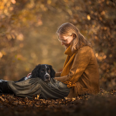 Mens en hond in diepe verbinding
