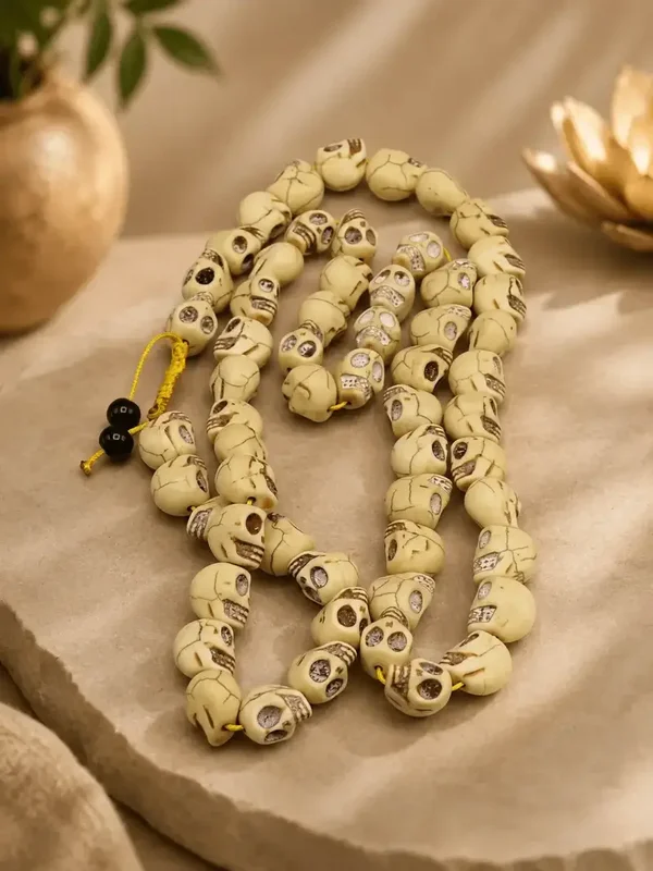 Nepalese Narmund Mala met 54 doodskoppen