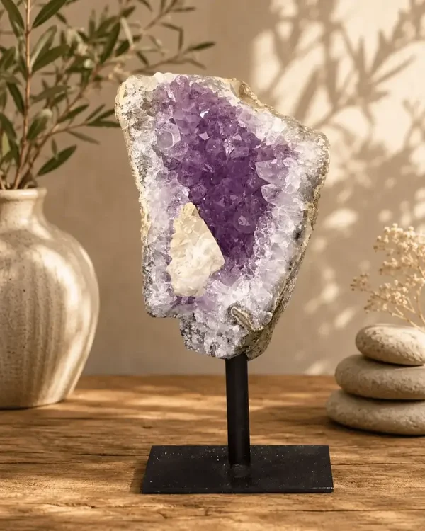 Amethist met calciet op standaard uit Brazilië – 17,5 cm
