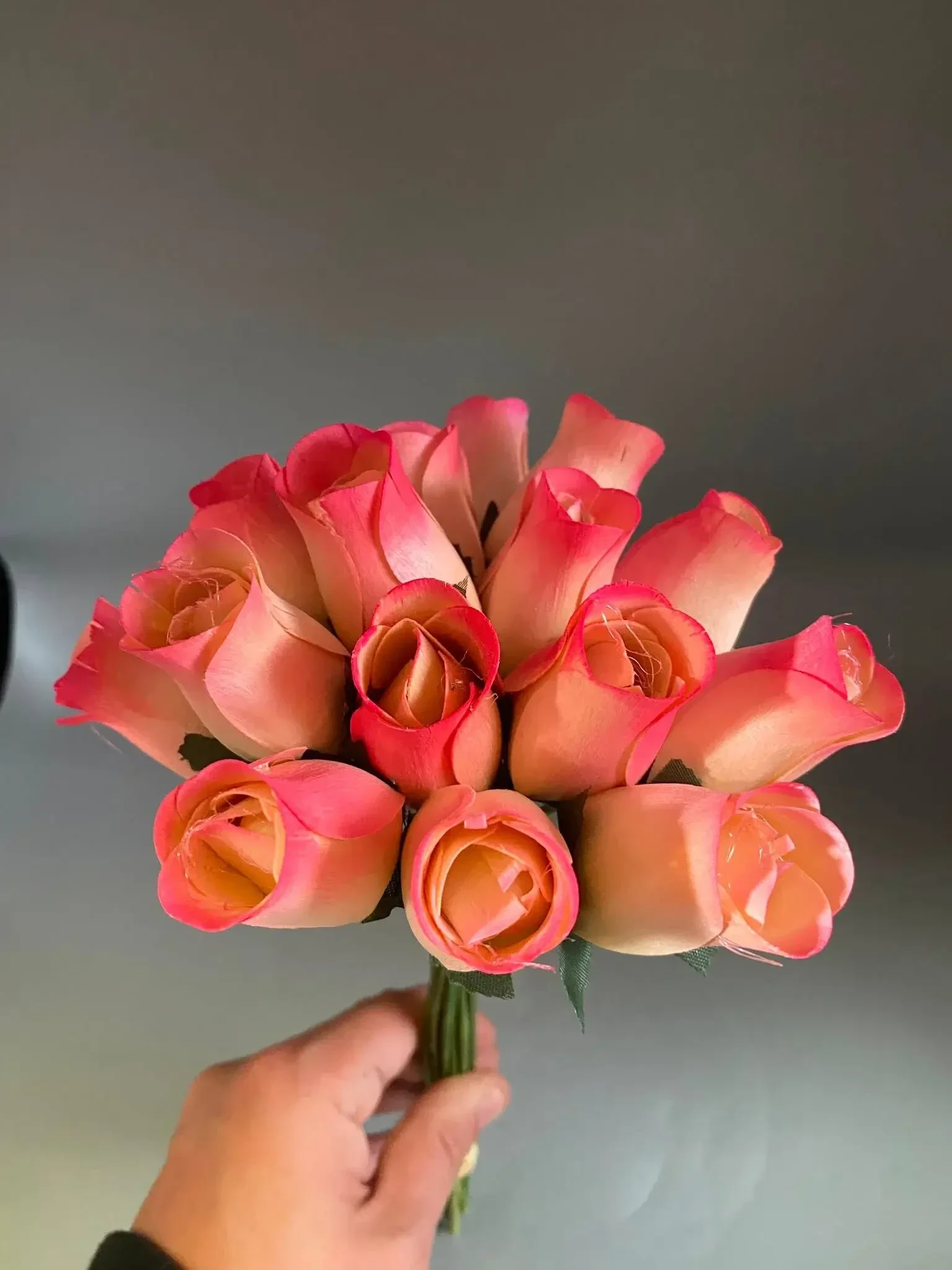 Boeket van 16 houten roosjes – crème met donkerroze