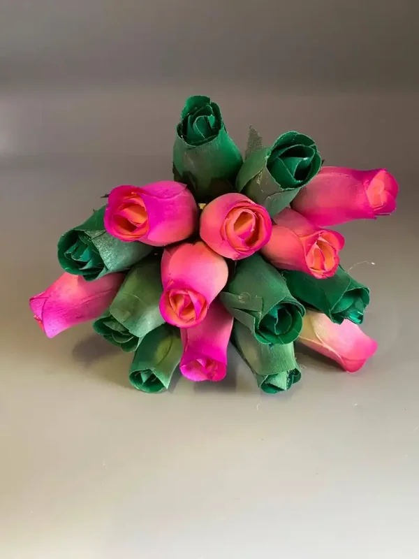 Boeket van 16 houten roosjes – groen en wit met donkerroze