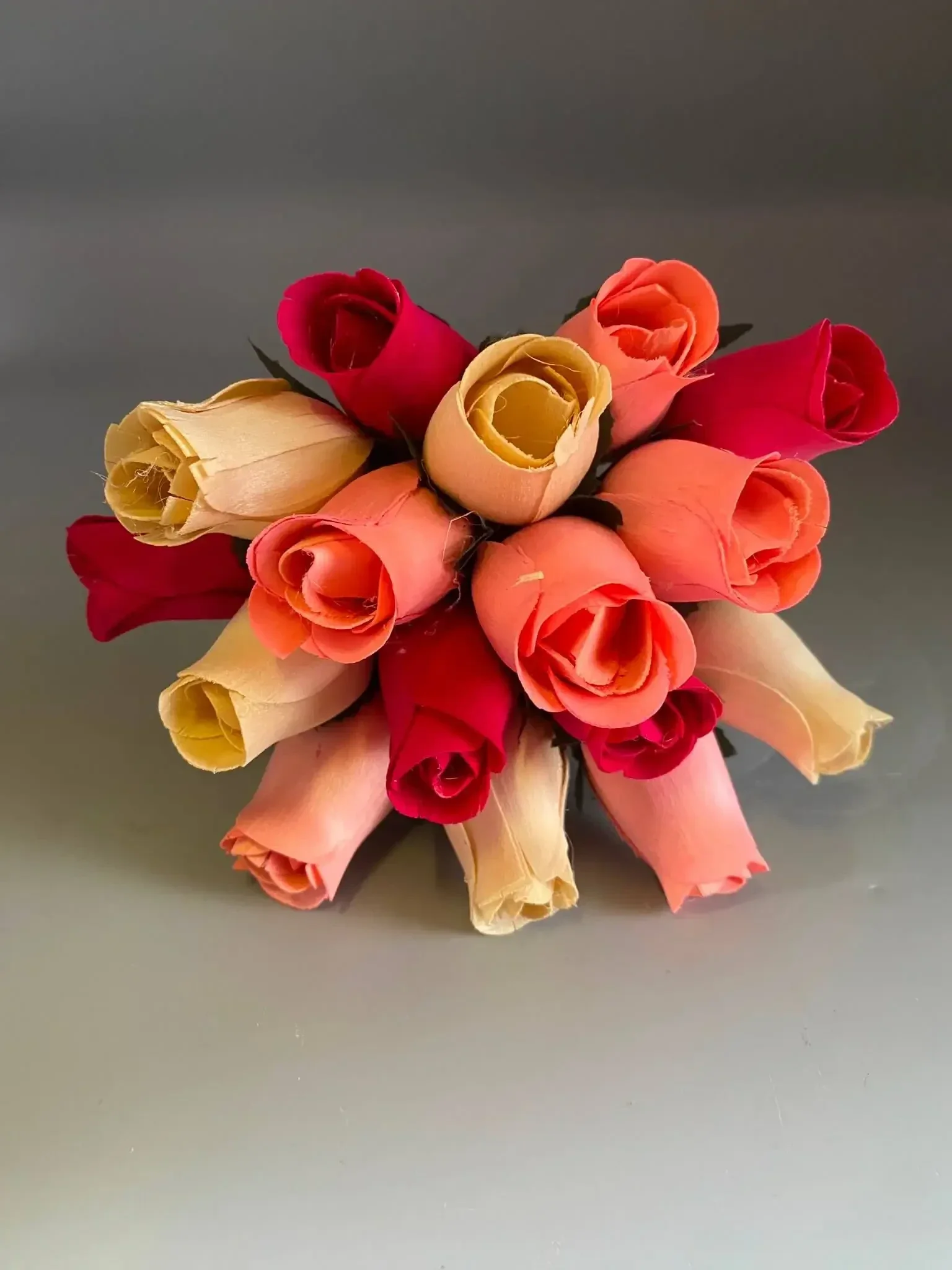 Boeket van 16 houten roosjes – wit, roze en rood