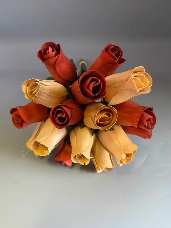 Boeket van 16 houten roosjes – bruin en crème