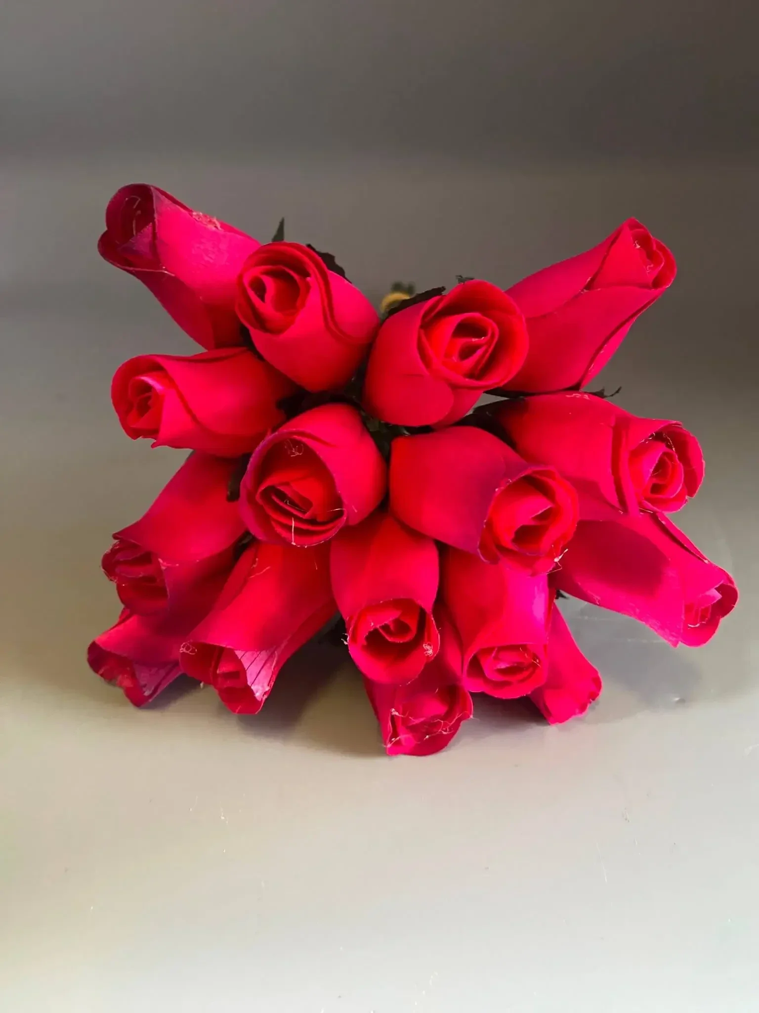 Boeket van 16 houten roosjes – rood