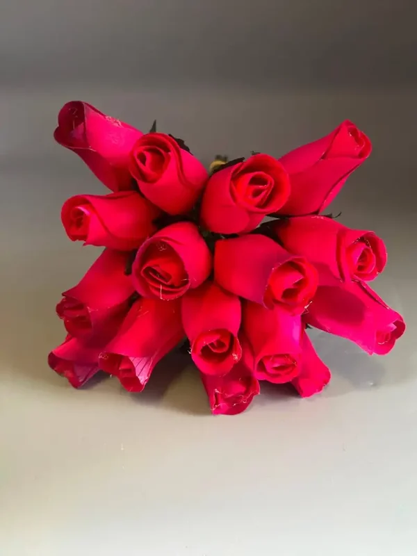 Boeket van 16 houten roosjes – rood