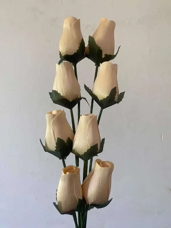 Bosje van 8 houten roosjes crème