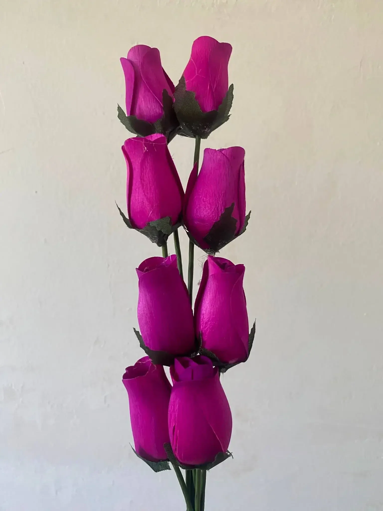 Bosje van 8 houten roosjes fuchsia