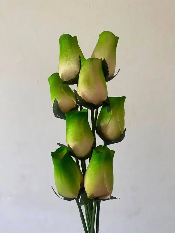 Bosje van 8 houten roosjes – lichtgroen met crème-wit