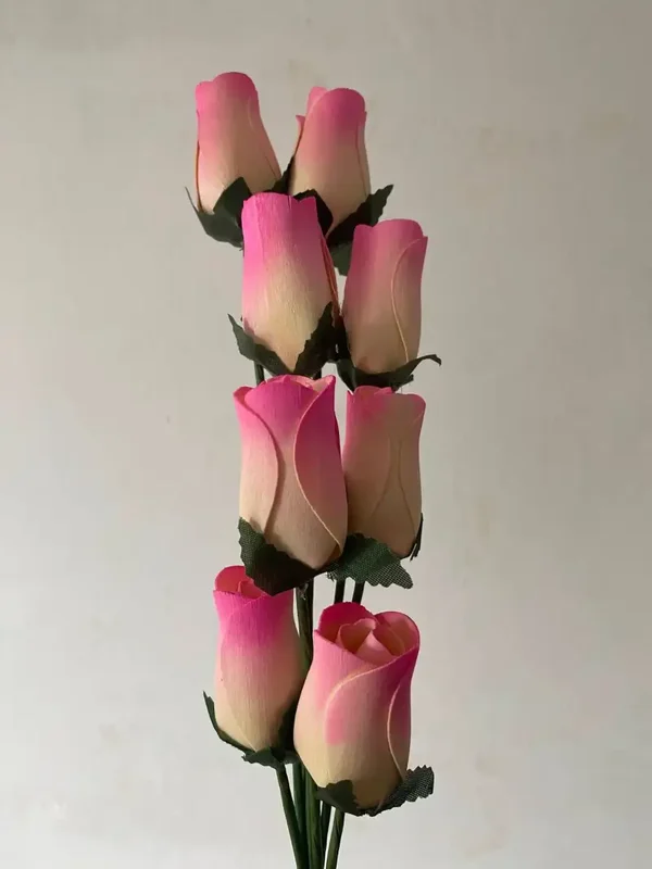 Bosje van 8 houten roosjes – wit met lichtroze