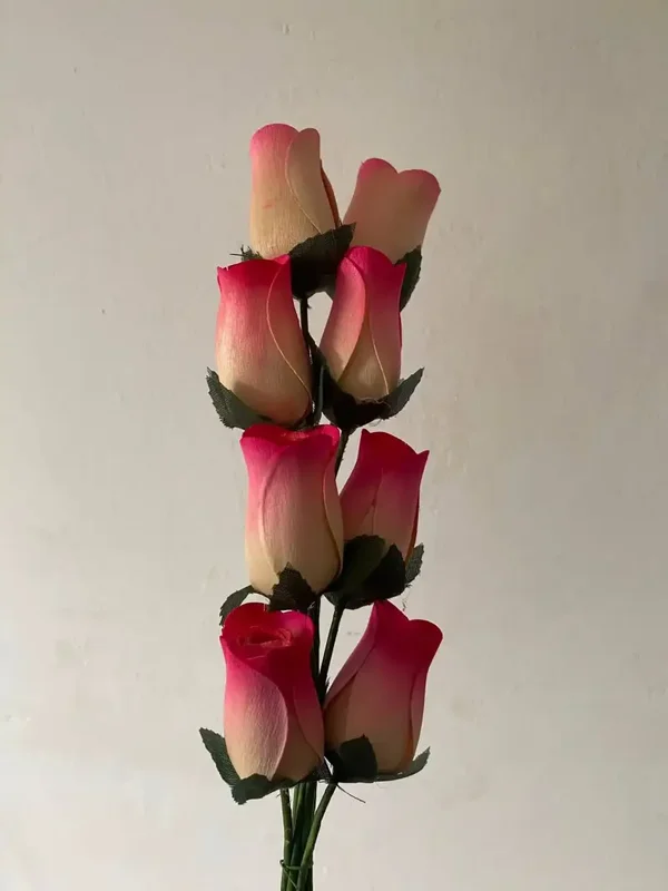 Bosje van 8 houten roosjes – wit met donkerroze rand