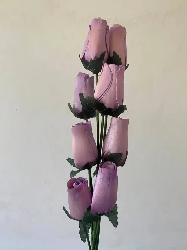 Bosje van 8 houten roosjes licht lila