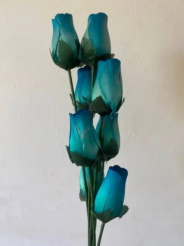 Bosje van 8 houten roosjes lichtblauw met donkerblauw