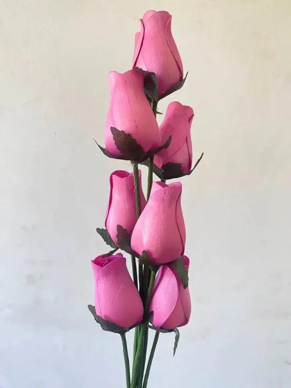Bosje van 8 houten roosjes zachtroze