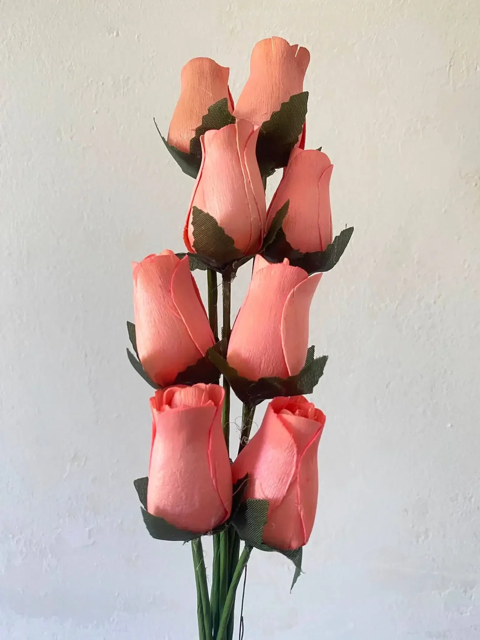 Bosje van 8 houten roosjes zalmroze