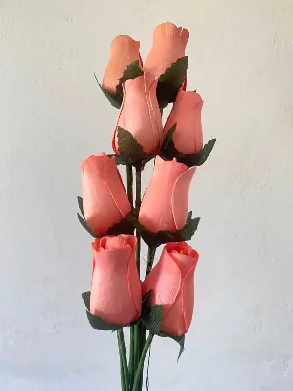Bosje van 8 houten roosjes zalmroze