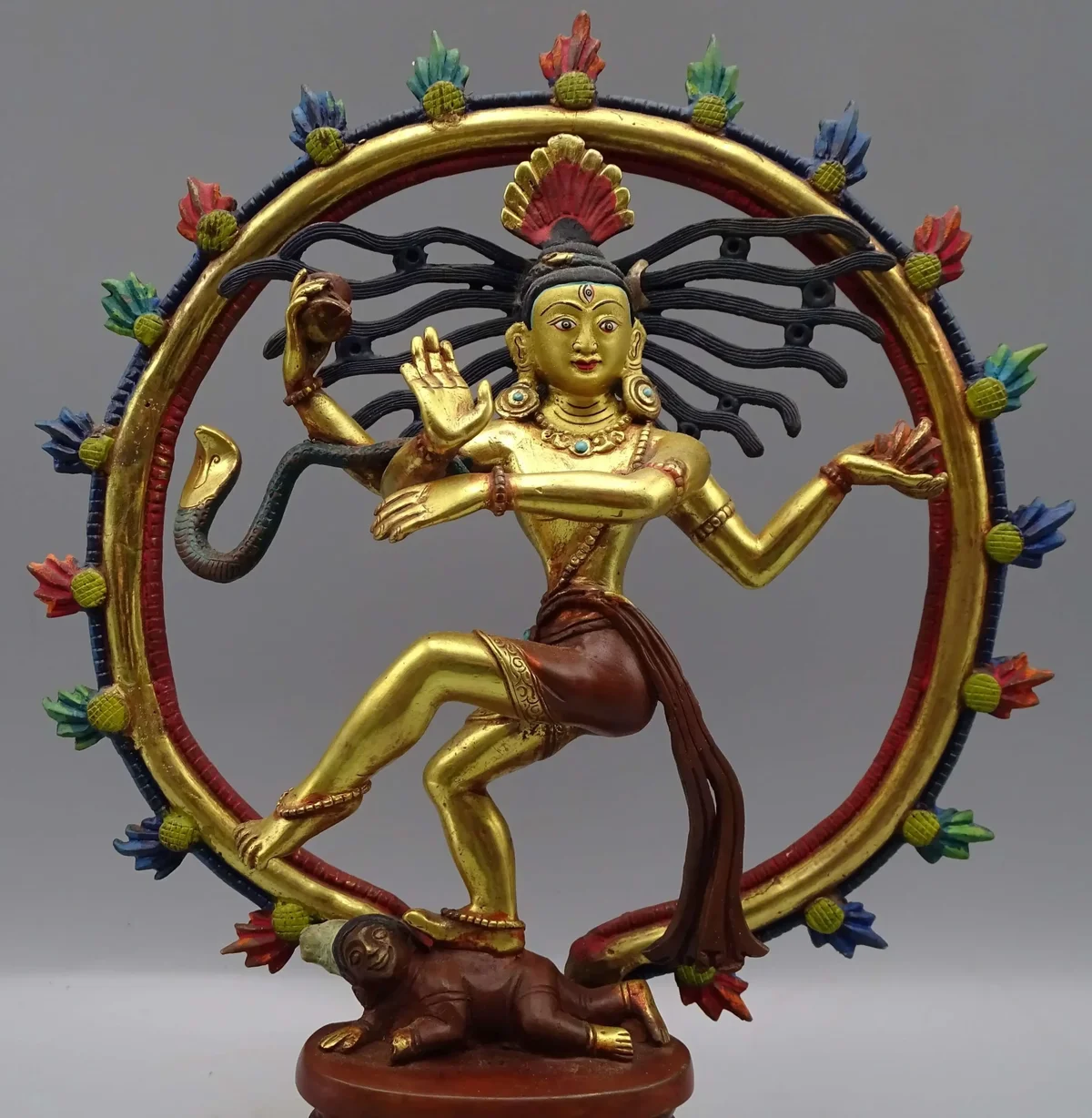 Close-up van Shiva Nataraja met gouden gezicht, derde oog en kleuraccenten