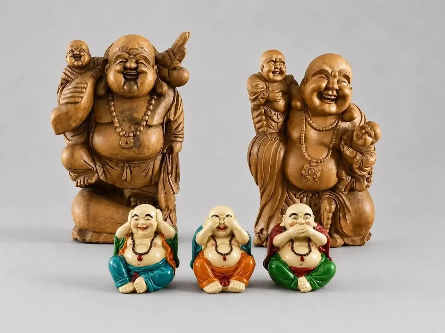 Collectie happy boeddha beelden in diverse materialen, hout, brons, horen zien en zwijgen happy buddha beelden