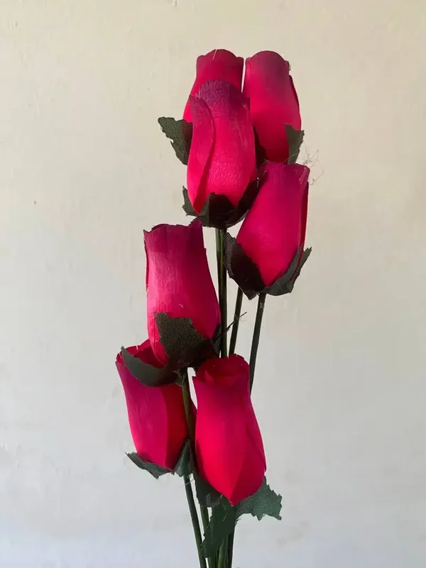 Bosje van 8 houten roosjes rood met bordeaux