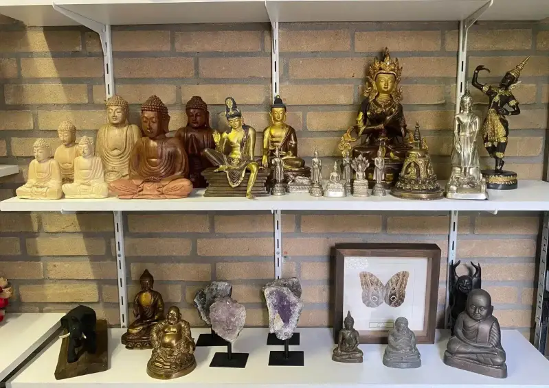 impressie foto van goldface beelden, amethisten, edelstenen, houten beelden