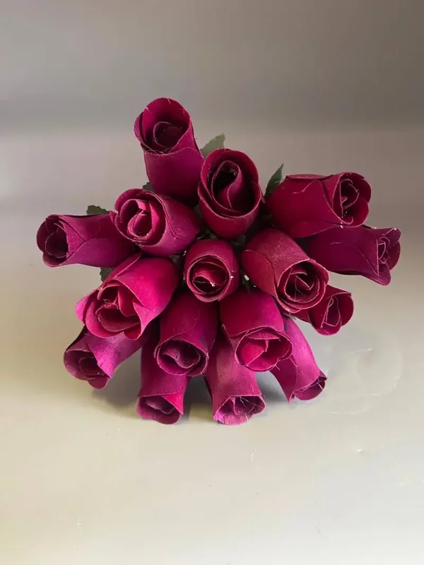 Boeket van 16 houten roosjes – paars