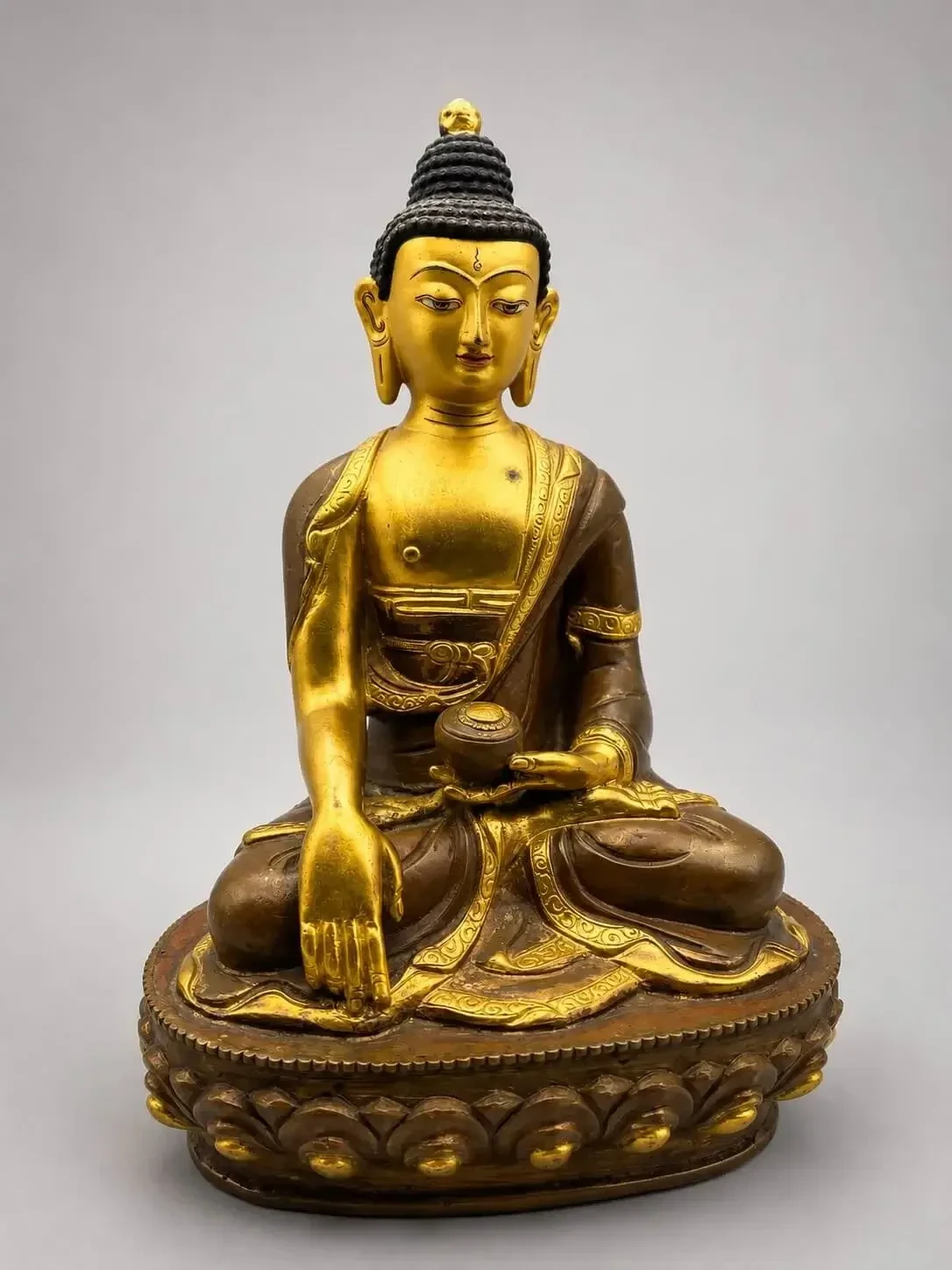 bronzen Shakyamuni Boeddha Goldface uit Nepal 21 cm